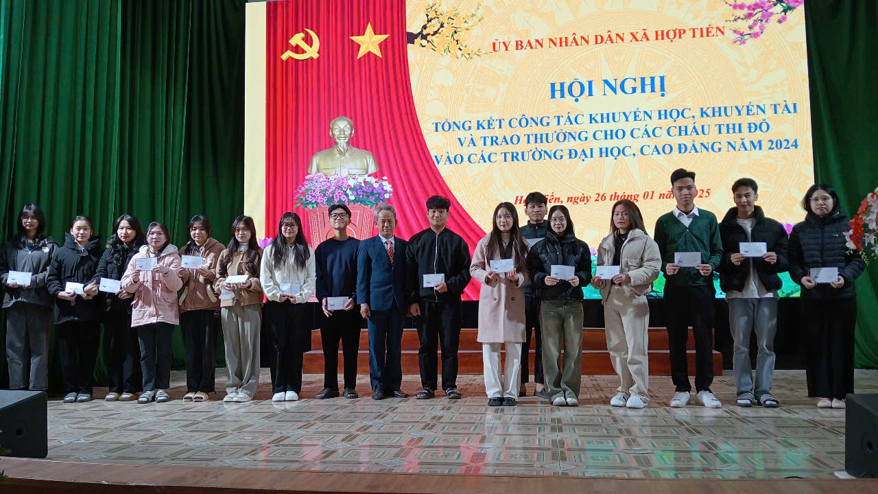 Hội khuyến học xã Hợp Tiến trao thưởng cho 43 em thi đỗ các trường Đại học năm 2024