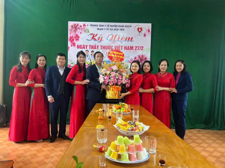 Lãnh đạo xã Hợp Tiến thăm và chúc mừng trạm y tế trên địa bàn nhân ngày thầy thuốc Việt Nam 27/2